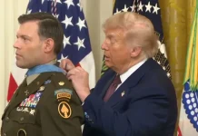 Moment i sikletshëm për Trumpin, nuk arrin t’i vendos medaljen veteranit, e lidh nyje (VIDEO)