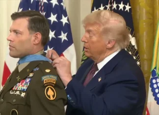 Moment i sikletshëm për Trumpin, nuk arrin t’i vendos medaljen veteranit, e lidh nyje (VIDEO)