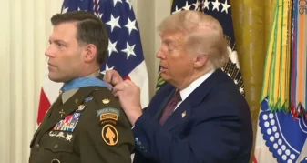 Info Shqip: Moment i sikletshëm për Trumpin, nuk arrin t’i vendos medaljen veteranit, e lidh nyje (VIDEO)