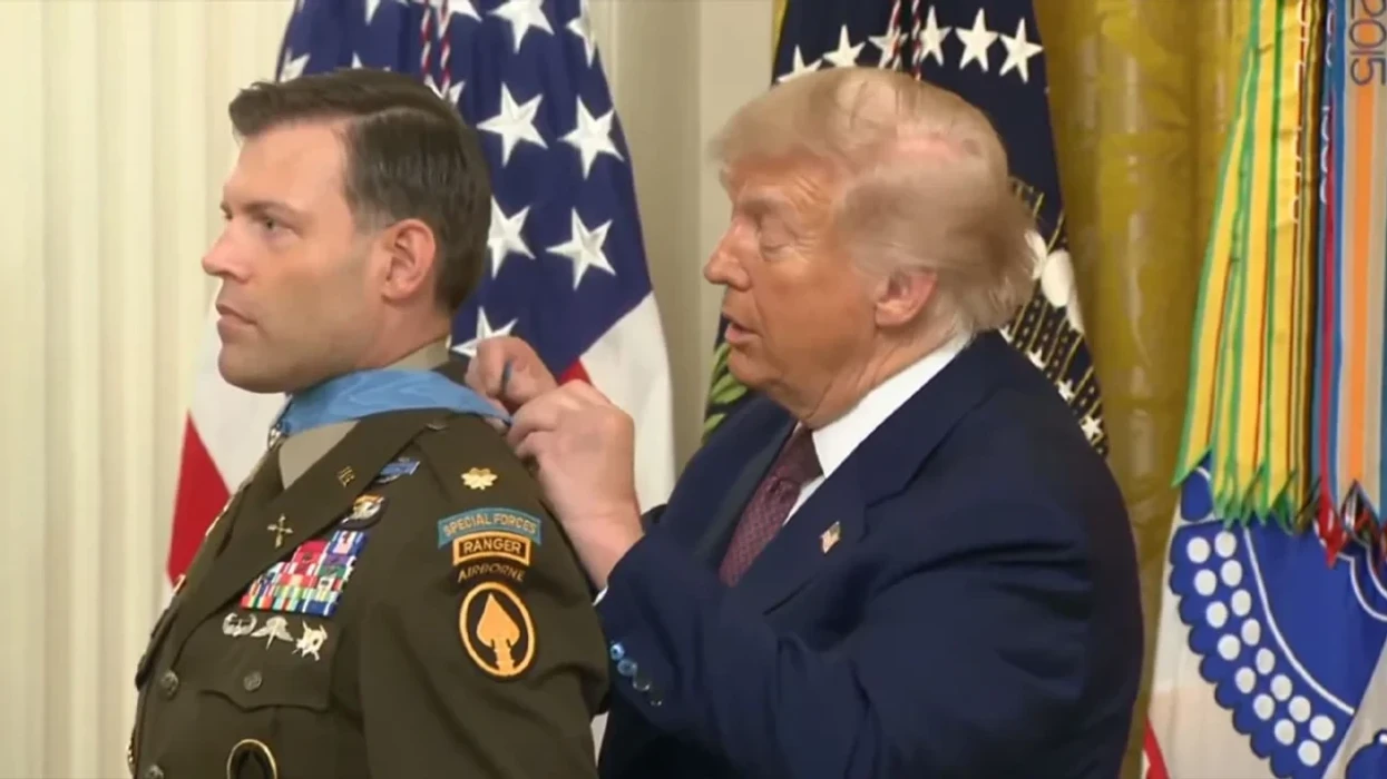 moment-i-sikletshem-per-trumpin-nuk-arrin-t-i-vendos-medaljen-veteranit-e-lidh-nyje-video