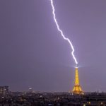 Info Shqip: Rrufeja godet kullën Eiffel gjatë stuhisë