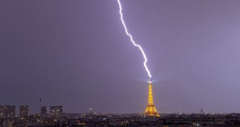 Info Shqip: Rrufeja godet kullën Eiffel gjatë stuhisë