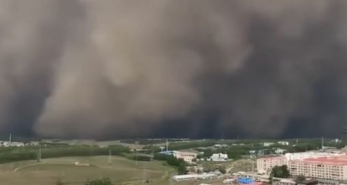 Info Shqip: Skena apokaliptike, një “mur i madh pluhuri” përfshin qytetin në Kinë (VIDEO)