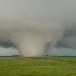 Skena apokaliptike në Illinois, tornadoja shkatërruese merr para gjithçka (VIDEO)