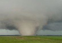 Skena apokaliptike në Illinois, tornadoja shkatërruese merr para gjithçka (VIDEO)