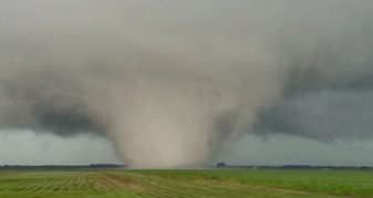 Info Shqip: Skena apokaliptike në Illinois, tornadoja shkatërruese merr para gjithçka (VIDEO)