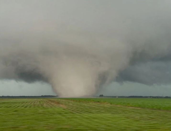 Tornadoja e fuqishme në Illinois: Shkatërrimet e një natyre të egër (VIDEO)
