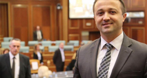 Info Shqip: “Thyhet akulli” – Ky deputet i pakicave i thotë PO Kurtit për formimin e Qeverisë