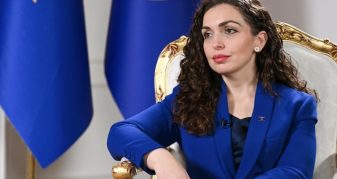 Info Shqip: Vjosa Osmani: Duhet kompromis për presidentin dhe Qeverinë