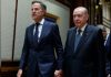 Erdogan dhe Rutte kapen dorë për dore në Samitin e NATO-s, fotoja merr vëmendje publike