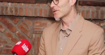 Info Shqip: Florian Nesimi ironizon Apasievin: U nervozua për shqipen në Ministrinë e Drejtësisë, ç’do të thotë kur jurisprudenca të zhvillohet edhe në shqip?