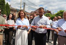 Përurohet rruga në Dubrosht, investim i financuar nga granti qeveritar: Tearca përfiton 2.2 milionë euro për projekte infrastrukturore