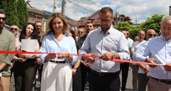 Info Shqip: Përurohet rruga në Dubrosht, investim i financuar nga granti qeveritar: Tearca përfiton 2.2 milionë euro për projekte infrastrukturore