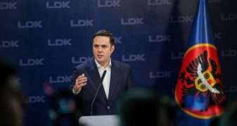 Info Shqip: Dorëzohen firmat që kërkojnë shkarkimin e liderit të LDK-së, Lumir Abdixhiku