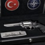 Pse Erdogan u dhuroi nga një pistoletë liderëve të NATO-s?