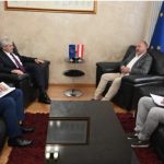 Për herë të parë vendoset flamuri shtetëror në zyrën e Ali Ahmetit: Jam për shtet unitar, ishte edhe sugjerim i ambasadorëve