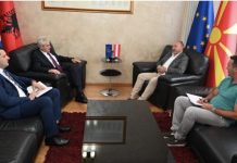Për herë të parë vendoset flamuri shtetëror në zyrën e Ali Ahmetit: Jam për shtet unitar, ishte edhe sugjerim i ambasadorëve