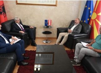 Për herë të parë vendoset flamuri shtetëror në zyrën e Ali Ahmetit: Jam për shtet unitar, ishte edhe sugjerim i ambasadorëve