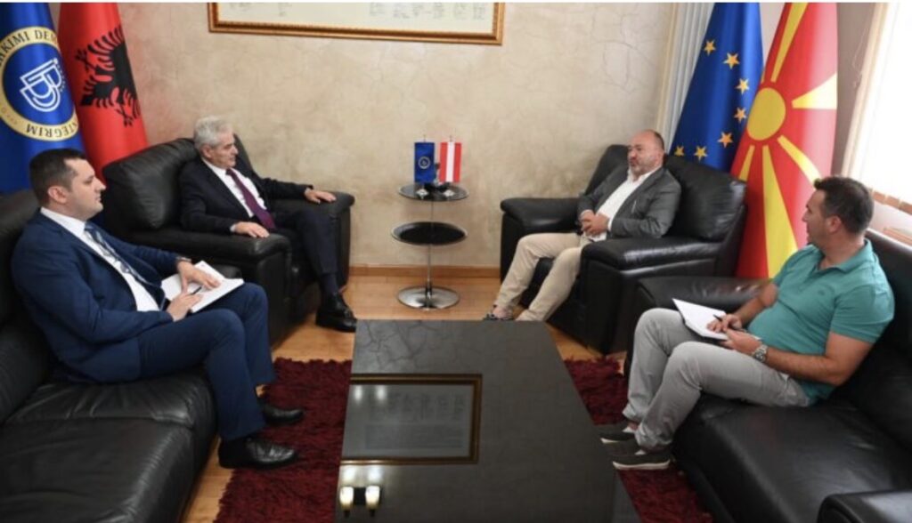 Për herë të parë vendoset flamuri shtetëror në zyrën e Ali Ahmetit  Jam për shtet unitar  ishte edhe sugjerim i ambasadorëve