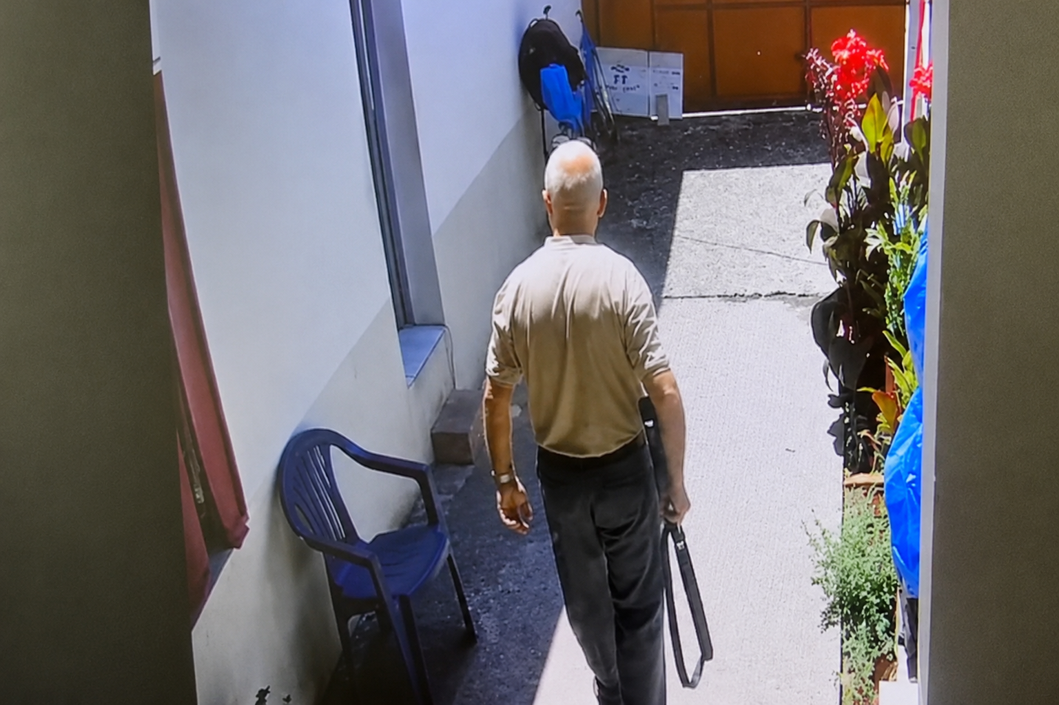 Pamjet nga ngjarja në Shkodër  momentet kur burri qëllon gruan dhe pret policinë  VIDEO 