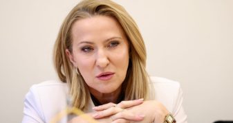 Info Shqip: Ministrja serbe nuk tërhiqet: Krenohet me politikën e Millosheviqit