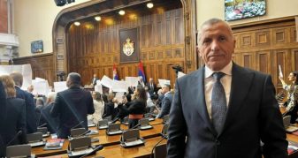 Info Shqip: Deklarata për “spastrimin etnik” të Kosovës, Kamberi nis iniciativën për shkarkimin e ministres serbe