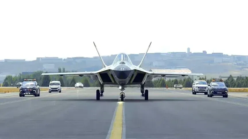 KAAN, avioni luftarak turk, nis testet e lëvizjes në pistë – revolucion në aviacionin ushtarak 