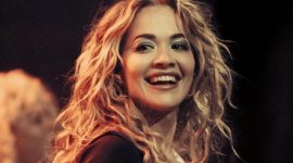 Info Shqip: Rita Ora “trazon” rrjetin në Maqedoninë e Veriut, koncerti në Ohër ndez valë reagimesh