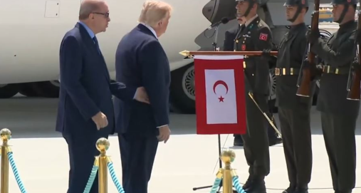 Info Shqip: “Merhaba asker”, Trump përshëndet Gardën e Nderit në turqisht, pritet nga Erdogan në Ankara