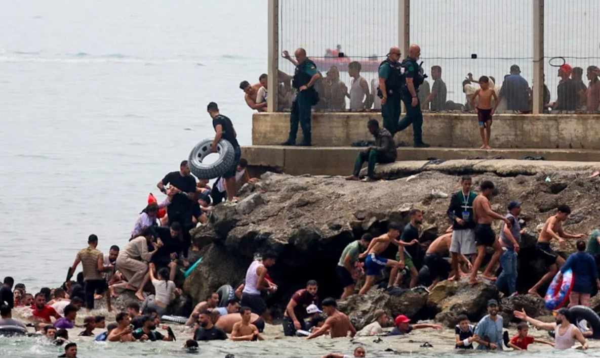 Qindra emigrantë notojnë drejt Spanjës: Krizë humanitare në Ceutë 