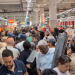 Info Shqip: Skena kaosi në supermarketet e Francës! Njerëzit përleshen për kondicionerë, shkak vala e të nxehtit (VIDEO)