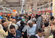 Skena kaosi në supermarketet e Francës! Njerëzit përleshen për kondicionerë, shkak vala e të nxehtit (VIDEO)