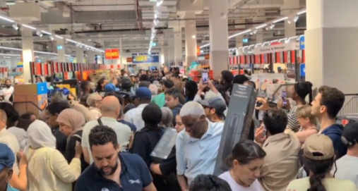 Info Shqip: Skena kaosi në supermarketet e Francës! Njerëzit përleshen për kondicionerë, shkak vala e të nxehtit (VIDEO)