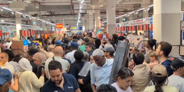 skena-kaosi-ne-supermarketet-e-frances-njerezit-perleshen-per-kondicionere-shkak-vala-e-te-nxehtit-video