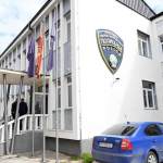 U arratis nga dritarja e Stacionit të Policisë dhe “u zhduk” nga shteti! Policia e Maqedonisë po e kërkon me urdhër-arrest ndërkombëtar