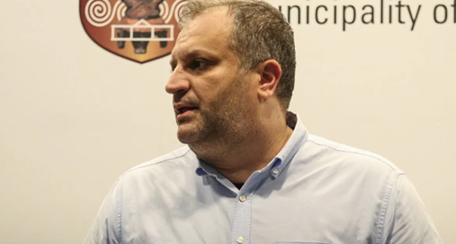 Info Shqip: Shpend Ahmeti dënohet me 2 vite burgim dhe 5 mijë euro gjobë