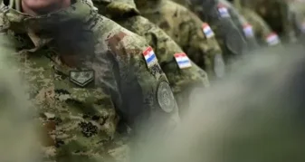 Info Shqip: E zbuluan se importoheshin nga Serbia, Kroacia anulon blerjen e dyshekëve për ushtrinë