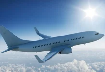 Momente tmerri mbi qiellin e Maqedonisë: Defekti i avionit theu xhamin dhe një person u tërhoq nga rrjedha e ajrit, por u shpëtua nga pasagjerët tjerë