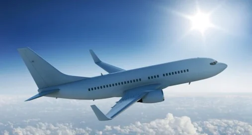 Info Shqip: Momente tmerri mbi qiellin e Maqedonisë: Defekti i avionit theu xhamin dhe një person u tërhoq nga rrjedha e ajrit, por u shpëtua nga pasagjerët tjerë