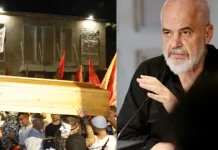 Arkmorti në duart e protestuesve, reagon Rama: Para 20 vjetësh ishte me të vdekurin brenda, sot tubimi në duar e llapaqorrëve dhe çakejve nga Prishtina e Tetova