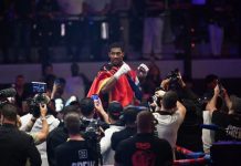 Momenti kur Anthony Joshua “vishet” me flamurin kuqezi (VIDEO)