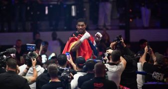 Info Shqip: Momenti kur Anthony Joshua “vishet” me flamurin kuqezi (VIDEO)