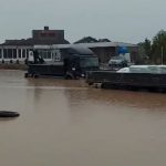 Kamionët bllokohen në ujë pas vërshimeve në rrugën Ferizaj-Shkup (VIDEO)