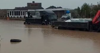 Info Shqip: Kamionët bllokohen në ujë pas vërshimeve në rrugën Ferizaj-Shkup (VIDEO)