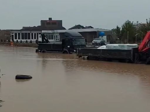 Kamionët bllokohen në ujë pas vërshimeve në rrugën Ferizaj-Shkup (VIDEO)