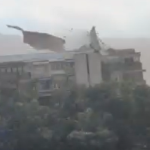 Info Shqip: Stuhi e fuqishme përfshin Shkupin, fluturojnë pjesë të çative të Poliklinikës në Çair, dhe ndërtesave në lagje tjera (VIDEO)