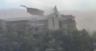 Info Shqip: Stuhi e fuqishme përfshin Shkupin, fluturojnë pjesë të çative të Poliklinikës në Çair, dhe ndërtesave në lagje tjera (VIDEO)