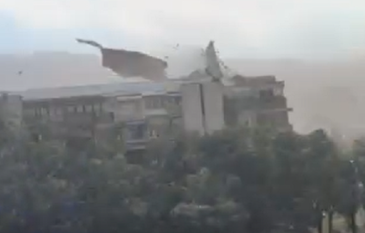 Stuhia e fuqishme në Shkup: Dëmtime të mëdha në ndërtesa, rrugë të bllokuara dhe paralajmërim hidrometeorologjik 