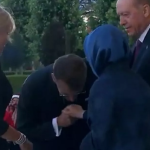 Momenti i sikletshëm në Ankara, Macron tenton t’i puthë dorën Emine Erdogan, bashkëshortja e presidentit turk nuk e lejon