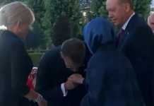 Momenti i sikletshëm në Ankara, Macron tenton t’i puthë dorën Emine Erdogan, bashkëshortja e presidentit turk nuk e lejon